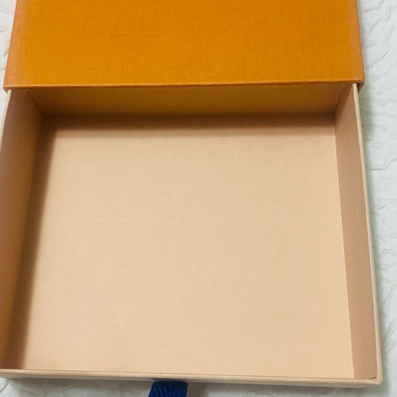 ✨Louis Vuitton Gift Box with dust bags- EXCELLENT condition ✨ - Picture 6 of 7
